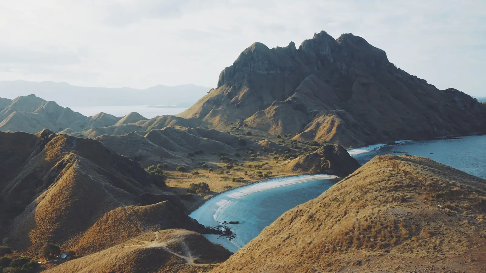 Le baie curvilinee e le acque turchesi di Padar Island, nel Parco Nazionale di Komodo, ammirate dal belvedere sulla cresta.